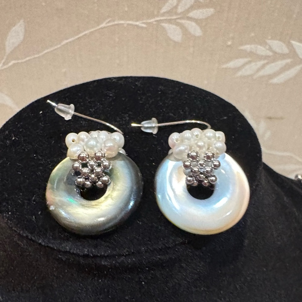 Mother of Pearl Cluster Iridescent Donut Pendant Necklace with Earrings - Picture 3 of 4